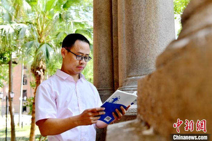 圖為福建師范大學(xué)教育學(xué)院臺(tái)灣教師陳昭志正在看書?！蚊?攝