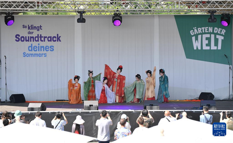 7月8日，在德國柏林世界公園，漢服愛好者進行漢服展示。新華社記者 任鵬飛 攝