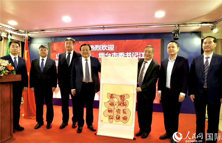 參加座談會(huì)的主要嘉賓合影留念。人民網(wǎng)記者宋亦然攝