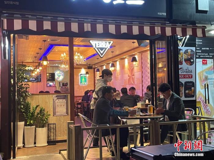 資料圖：韓國首爾市民在餐館用餐。 <a target='_blank' href='/' _fcksavedurl='/'><p  align=