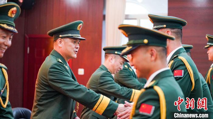 首長為晉銜官兵頒發(fā)任命狀?！堨狭?攝