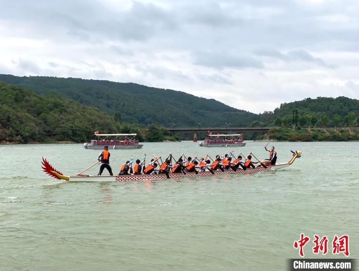 圖為龍舟賽活動(dòng)。　陳靜 攝
