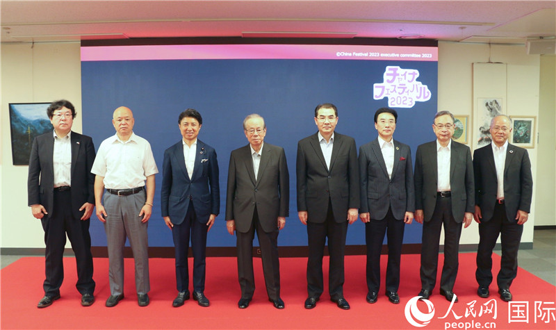 主辦方代表合影。人民網 許可攝