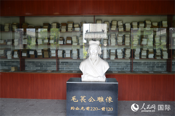 河間詩(shī)經(jīng)齋毛萇雕像。雕像后書櫥中陳列的是歷代各版本《詩(shī)經(jīng)》及譯本。 人民網(wǎng) 趙昭攝