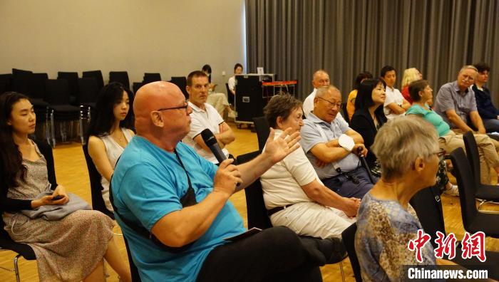 圖為現(xiàn)場(chǎng)觀眾提問(wèn)?！“亓种袊?guó)文化中心供圖