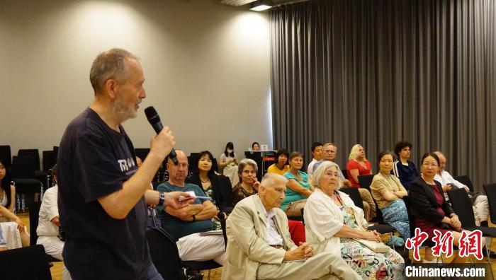 圖為現(xiàn)場(chǎng)觀眾提問(wèn)?！“亓种袊?guó)文化中心供圖