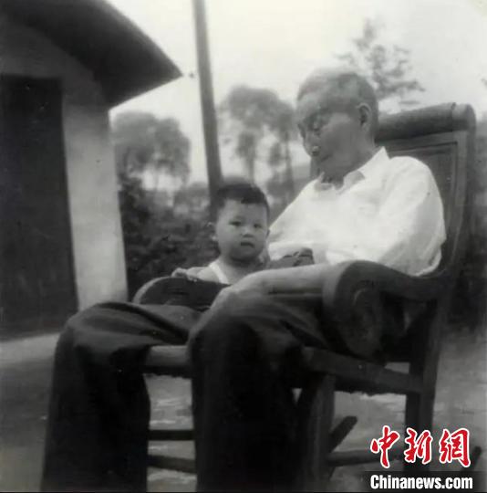 陳望道與幼年的陳曉帆。　陳曉帆供圖