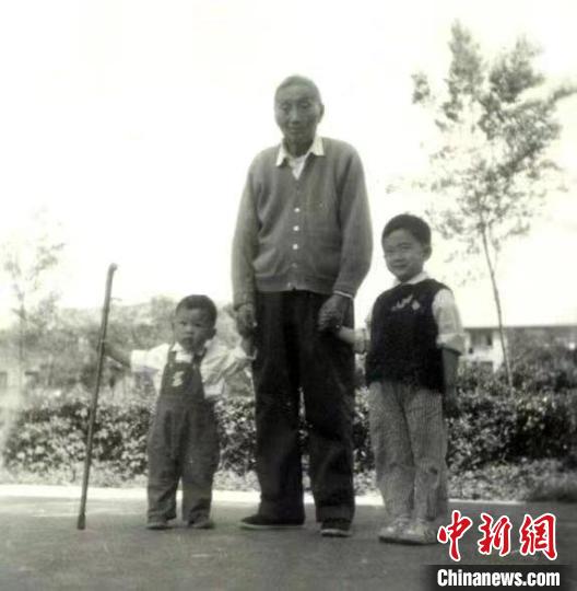 陳望道與幼年的陳曉帆(左)、陳曉帆的哥哥一起合影?！￡悤苑﹫D