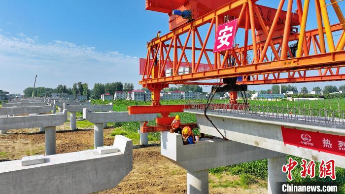 長(zhǎng)25米重80噸的箱梁平穩(wěn)、精準(zhǔn)地落在S314分離式立交橋25號(hào)和26號(hào)墩上?！⒂癫?攝