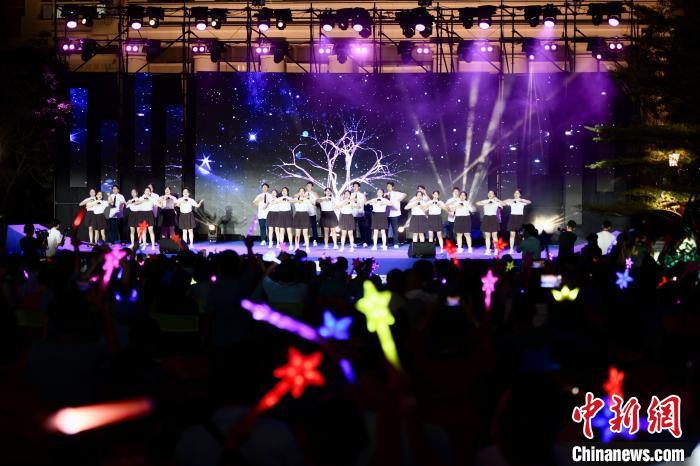 合唱表演《夜空中最亮的星》?！⊥鯑|明 攝