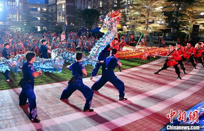 兩岸青少年同臺(tái)呈現(xiàn)龍獅表演。　王東明 攝