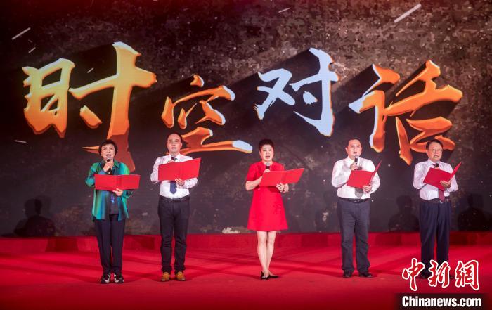 陶侃與陳望道之孫陳曉帆、顏福慶之孫顏志淵、榮毅仁侄女榮智豐深情朗誦《與統(tǒng)戰(zhàn)先輩的時(shí)空對話》。　張昊 攝