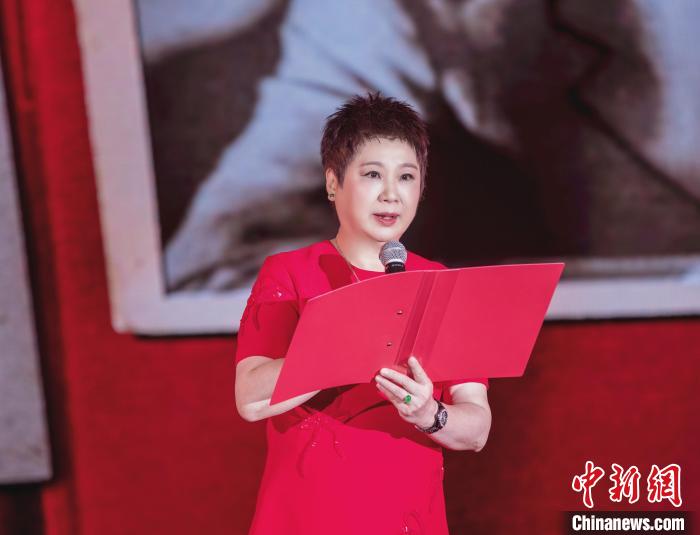 7月16日，榮智豐在2023年上海統(tǒng)戰(zhàn)文化周開(kāi)幕活動(dòng)中朗誦《與統(tǒng)戰(zhàn)先輩的時(shí)空對(duì)話》。　張昊 攝