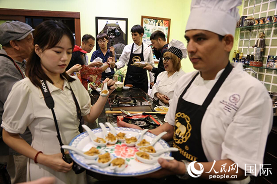 7月19日，參加美食活動的多國代表品嘗泰式傳統(tǒng)美食。人民網(wǎng)記者 張矜若攝