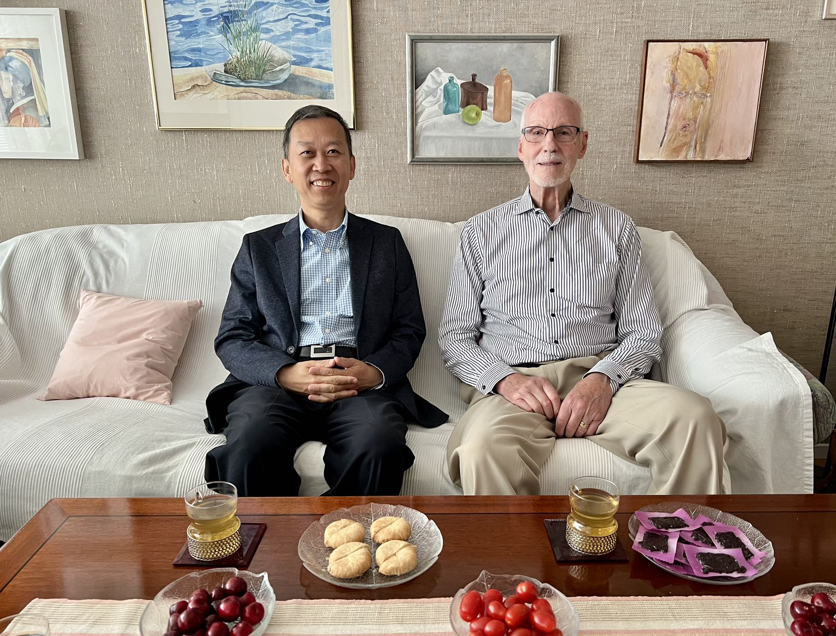 駐瑞典大使崔愛民看望瑞典科學(xué)家。中國駐瑞典大使館供圖