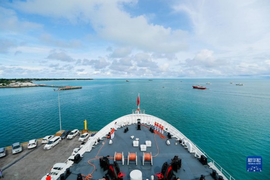 7月22日，中國(guó)海軍“和平方舟”號(hào)醫(yī)院船駛離基里巴斯首都塔拉瓦。當(dāng)?shù)貢r(shí)間22日上午10時(shí)，執(zhí)行“和諧使命-2023”任務(wù)的中國(guó)海軍“和平方舟”號(hào)醫(yī)院船圓滿結(jié)束對(duì)基里巴斯的首次訪問，駛離基里巴斯首都塔拉瓦，前往本次任務(wù)的第二站湯加努庫阿洛法港。新華社發(fā)（黎宇 攝）