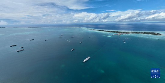 7月22日，中國(guó)海軍“和平方舟”號(hào)醫(yī)院船結(jié)束基里巴斯訪問，駛離塔拉瓦港。新華社發(fā)（桂江波 攝）