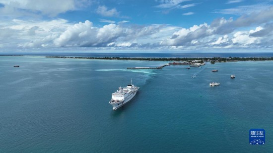 7月22日，中國(guó)海軍“和平方舟”號(hào)醫(yī)院船結(jié)束基里巴斯訪問，駛離塔拉瓦港。新華社發(fā)（桂江波 攝）