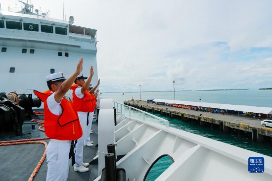 7月22日，中國(guó)海軍“和平方舟”號(hào)醫(yī)院船駛離基里巴斯首都塔拉瓦任務(wù)官兵向送行人群揮手告別。新華社發(fā)（黎宇 攝）