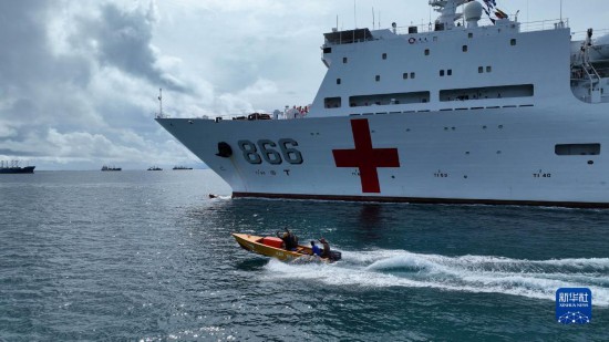 7月22日，中國(guó)海軍“和平方舟”號(hào)醫(yī)院船駛離塔拉瓦港途中，基里巴斯當(dāng)?shù)孛癖婑{船揮手告別。新華社發(fā)（桂江波 攝）