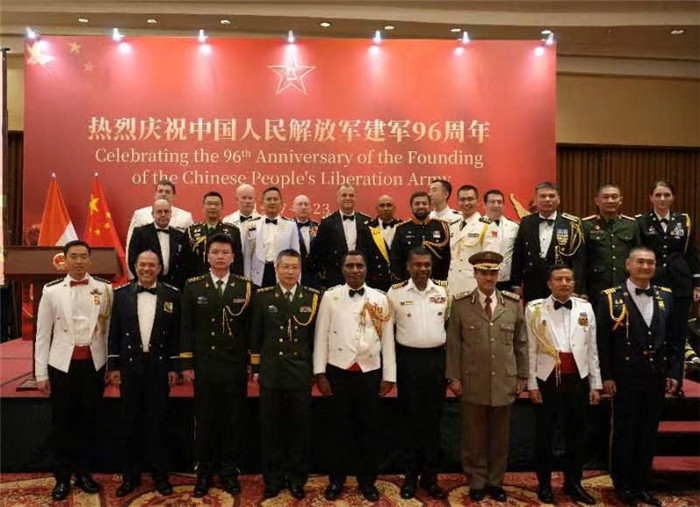圖為徐勝武官與參加招待會(huì)的各國武官、武官處代表合影。中國駐印度尼西亞使館供圖