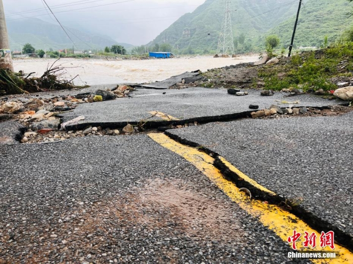 受臺風(fēng)“杜蘇芮”影響，7月29日至8月1日，河北省淶水縣普降暴雨，持續(xù)強(qiáng)降雨和強(qiáng)風(fēng)天氣引發(fā)洪水險(xiǎn)情。連日來，當(dāng)?shù)亟M織數(shù)千人搶險(xiǎn)救援隊(duì)伍，集中力量加快排水、清理路面、救援拋錨車輛、搶修倒伏電線桿等工作。8月1日，方便面、飲用水、火腿腸、面包等首批調(diào)撥救災(zāi)物資送抵救災(zāi)一線，并于當(dāng)天發(fā)放到受災(zāi)群眾手中。目前，淶水縣受損交通、電力、通信等基礎(chǔ)設(shè)施正在加緊搶修，山區(qū)受困人員已分批轉(zhuǎn)移，各項(xiàng)搶險(xiǎn)救災(zāi)工作正在有序進(jìn)行中。圖為淶水縣婁村鎮(zhèn)南安莊村被洪水沖毀的路面。(文/呂子豪 楊猛)李金璐 攝