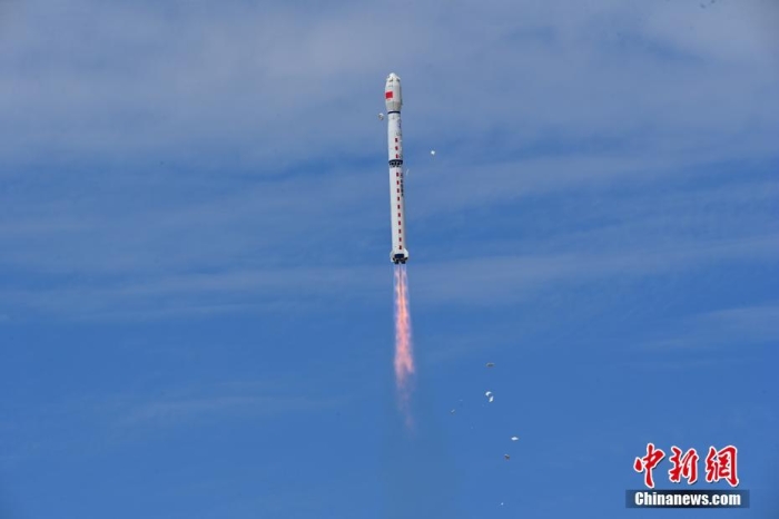 8月3日11時(shí)47分，中國(guó)在酒泉衛(wèi)星發(fā)射中心用長(zhǎng)征四號(hào)丙遙四十四運(yùn)載火箭，成功發(fā)射風(fēng)云三號(hào)06星，衛(wèi)星順利進(jìn)入預(yù)定軌道，任務(wù)取得圓滿成功。該衛(wèi)星將接替在軌超期服役的風(fēng)云三號(hào)C星，探測(cè)數(shù)據(jù)主要用于天氣預(yù)報(bào)、大氣化學(xué)和氣候變化監(jiān)測(cè)業(yè)務(wù)及研究。汪江波 攝