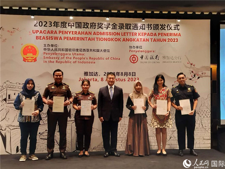 陸慷大使與獲得中國政府獎學金的印尼學子合影。 人民網記者 李培松攝