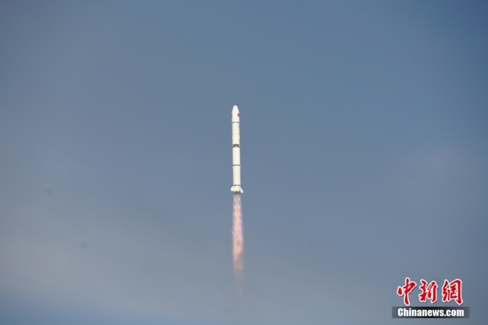 北京時(shí)間2023年8月9日6時(shí)53分，我國(guó)在太原衛(wèi)星發(fā)射中心使用長(zhǎng)征二號(hào)丙運(yùn)載火箭，成功將環(huán)境減災(zāi)二號(hào)06星發(fā)射升空，衛(wèi)星順利送入預(yù)定軌道，發(fā)射任務(wù)獲得圓滿成功。此次任務(wù)是長(zhǎng)征系列運(yùn)載火箭第482次飛行。馮陽 攝