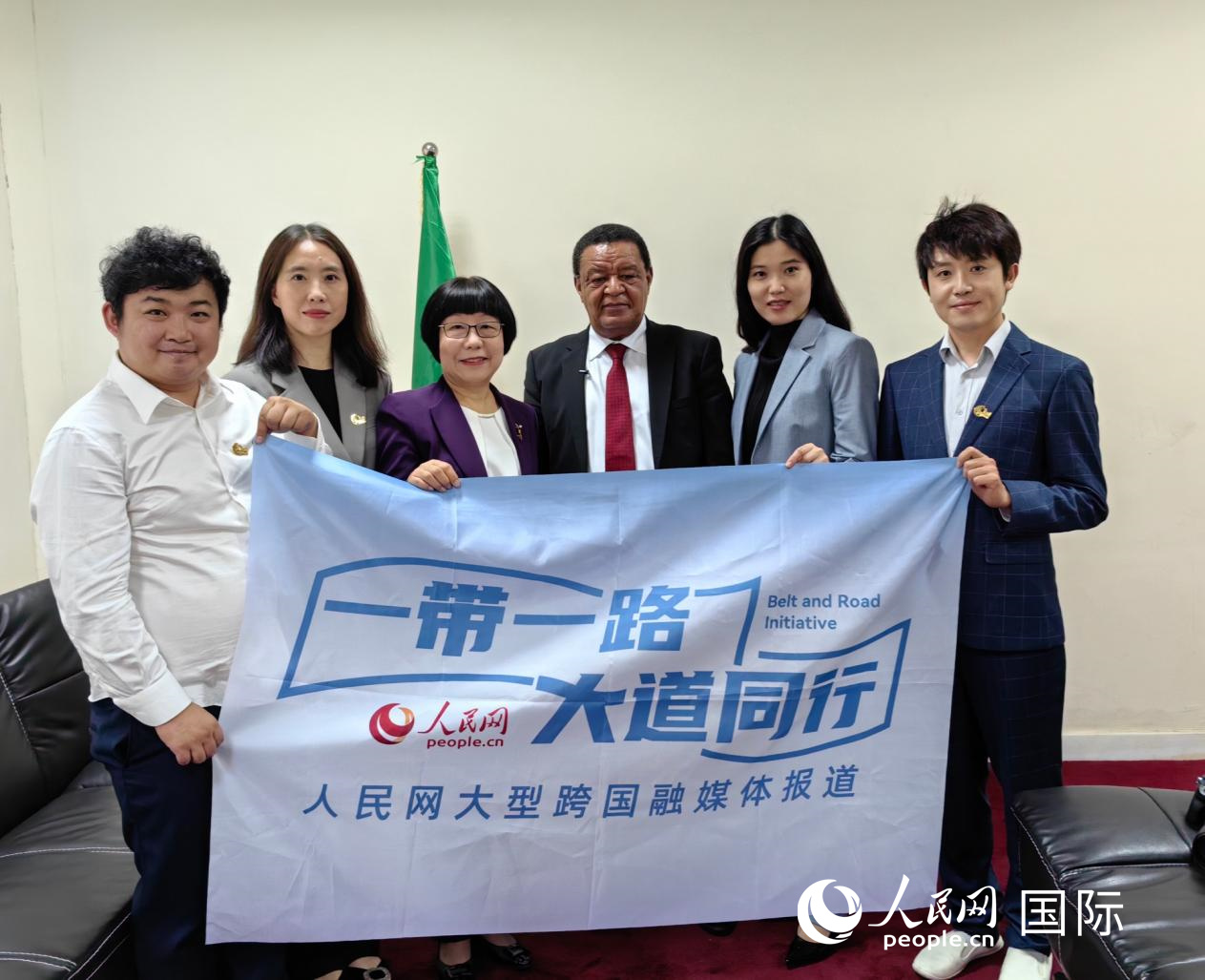 穆拉圖·特肖梅與人民網(wǎng)記者合影。