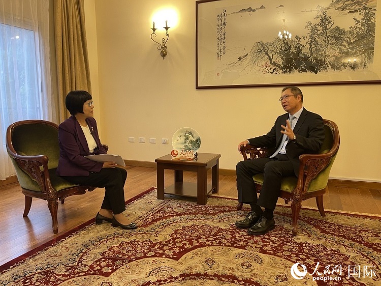 胡長(zhǎng)春大使（圖右）接受人民網(wǎng)記者唐維紅采訪。人民網(wǎng)記者 趙艷紅攝