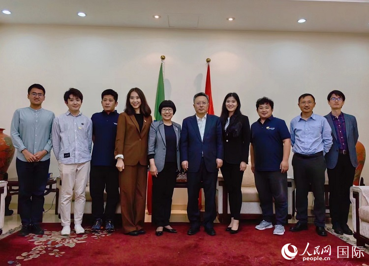 趙志遠(yuǎn)大使（右五）、使館工作人員與人民網(wǎng)記者合影。