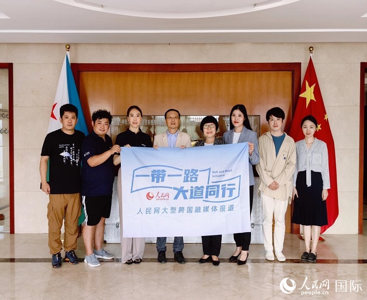 胡斌大使（左四）、使館工作人員與人民網(wǎng)記者合影。