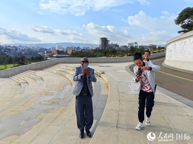 亞的斯亞貝巴友誼廣場(chǎng)的游客與人民網(wǎng)記者互動(dòng)。人民網(wǎng)記者 陳星星攝