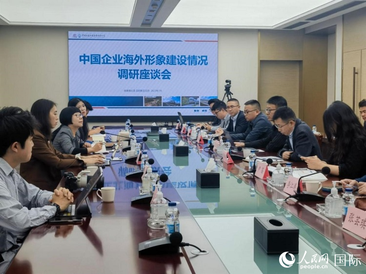 埃塞俄比亞中國(guó)商會(huì)企業(yè)代表與人民網(wǎng)記者座談。人民網(wǎng)記者 劉寧攝