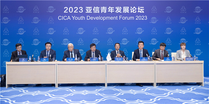 2023亞信青年發(fā)展論壇嘉賓發(fā)言現(xiàn)場。人民畫報供圖