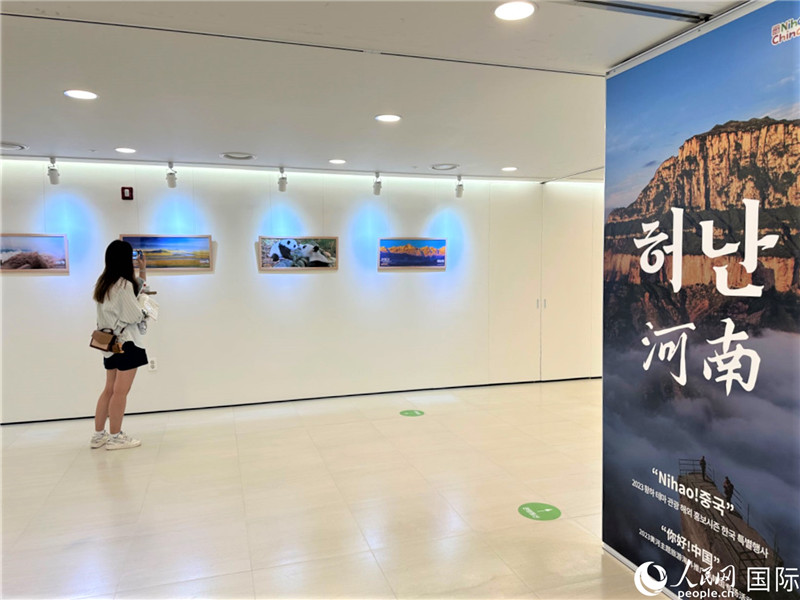 2.民眾參觀“看九曲黃河 聽華夏故事”主題展。人民網(wǎng)記者 馬菲攝