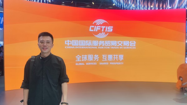 9月2日，梁家僖在國(guó)家會(huì)議中心拍照留念。受訪者供圖