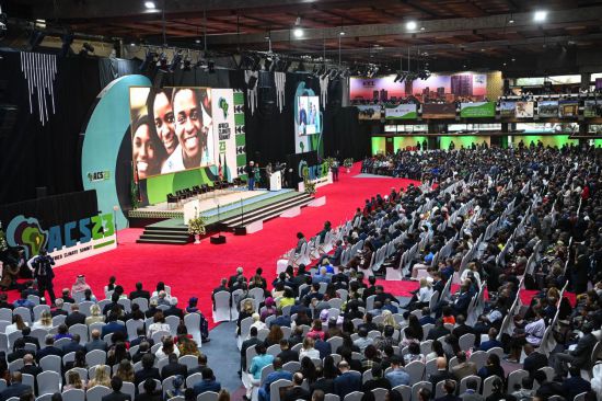 9月4日，在肯尼亞內(nèi)羅畢，與會(huì)代表參加首屆非洲氣候峰會(huì)開(kāi)幕式。新華社記者 韓旭 攝