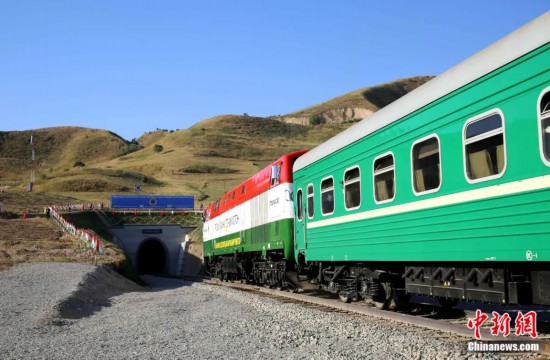 2016年8月24日，塔吉克斯坦“瓦赫達(dá)特-亞灣”鐵路通車。這是絲綢之路經(jīng)濟(jì)帶框架下首個(gè)開工并建成的鐵路項(xiàng)目，具標(biāo)志性意義。圖為火車進(jìn)入由中鐵十九局集團(tuán)有限公司承建的隧道。文龍杰 攝