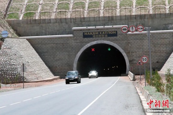 連接塔吉克斯坦南北的重要隧道之一哈特隆隧道由中國(guó)路橋承建，是塔國(guó)南北公路交通的重要干線道路，對(duì)促進(jìn)塔吉克斯坦南北交流和國(guó)民經(jīng)濟(jì)發(fā)展具有重要意義。田冰攝