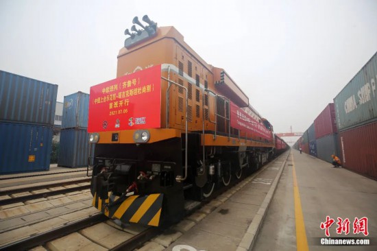 2021年7月5日，中國(guó)—上海合作組織地方經(jīng)貿(mào)合作示范區(qū)（簡(jiǎn)稱“上合示范區(qū)”）前往塔吉克斯坦首都杜尚別的首班中歐班列（齊魯號(hào)）“上合快線”發(fā)出，從上合示范區(qū)青島多式聯(lián)運(yùn)中心啟程，為中國(guó)及日本、韓國(guó)等周邊國(guó)家和地區(qū)與塔吉克斯坦經(jīng)貿(mào)往來提供了全新的物流解決方案。胡耀杰 攝