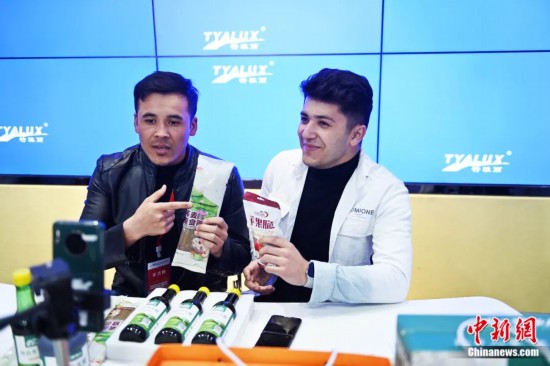 2023年3月，甘肅省慶陽市環(huán)縣電商創(chuàng)業(yè)孵化基地內(nèi)，來自蘭州文理學(xué)院的塔吉克斯坦留學(xué)生正在協(xié)助主播直播帶貨當(dāng)?shù)剞r(nóng)特產(chǎn)品。李亞龍 攝