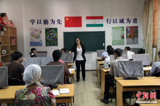 2014年，塔吉克斯坦國(guó)立民族大學(xué)的孔子學(xué)院內(nèi)，教師正在為塔吉克斯坦學(xué)生授課。田冰 攝