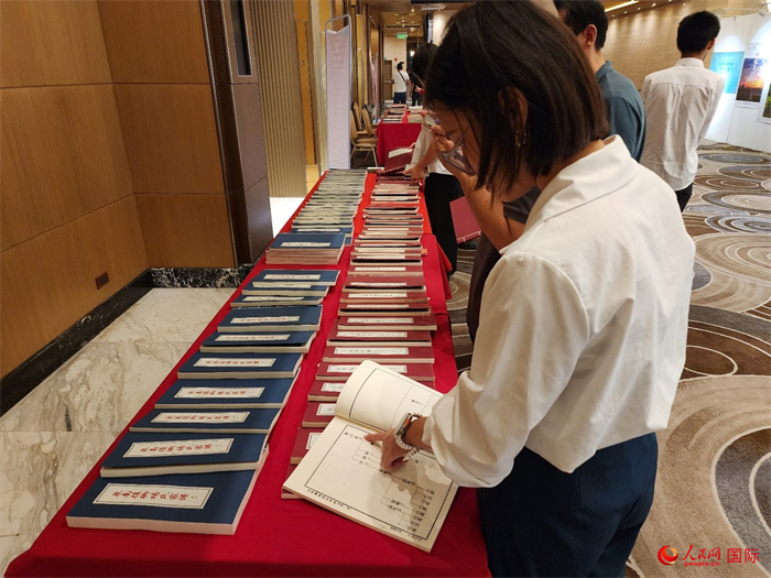 現(xiàn)場嘉賓參觀“根脈尋蹤”泉州百個家族移民菲律賓族譜展。人民網(wǎng)記者 樊帆攝