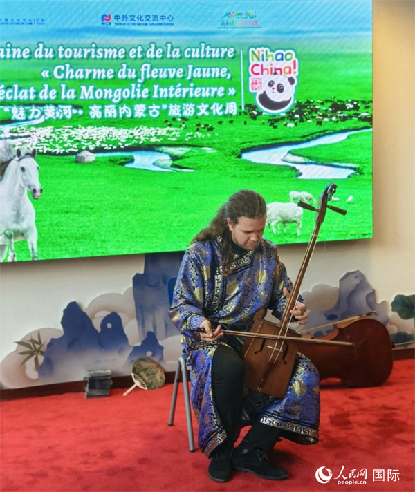 法國(guó)音樂(lè)家馬修·勒庫(kù)演奏馬頭琴。人民網(wǎng)記者 尚凱元攝