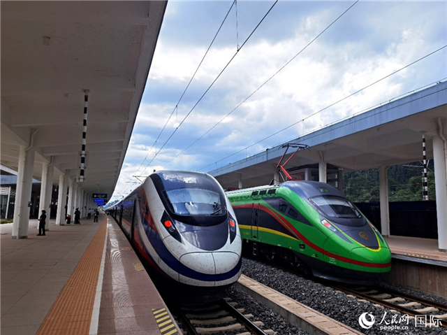 “復興號”和“瀾滄號”國際旅客列車停靠在老撾磨丁站。人民網(wǎng) 杜明明攝