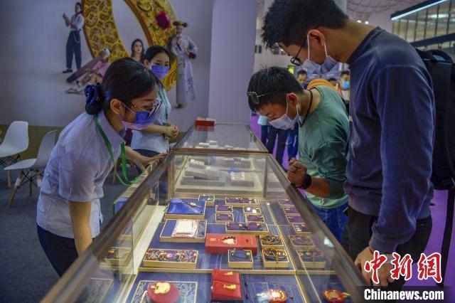 資料圖：民眾選購(gòu)金飾品。駱云飛 攝