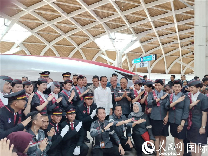 印尼總統(tǒng)佐科與雅萬高鐵乘務(wù)員及中印尼嘉賓合影。人民網(wǎng)記者 李培松攝