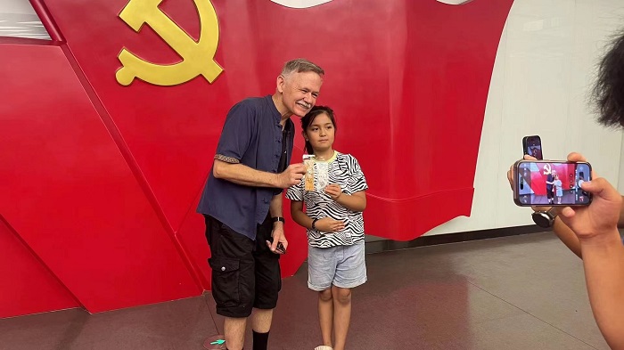潘維廉和志愿講解員紀(jì)念合影。主辦方供圖
